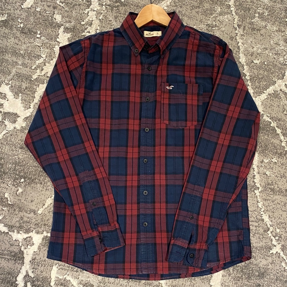Hollister Men's Navy and Red Plaid Button-Down Shirt